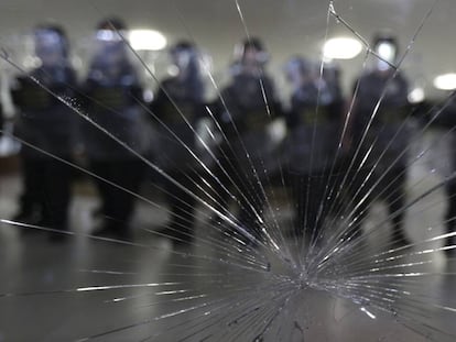 Manifestantes tentam invadir a Câmara em protesto contra a Reforma da Previdência