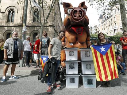 Manifestantes con urnas del referéndum en la jornada de paro del 3 de octubre.