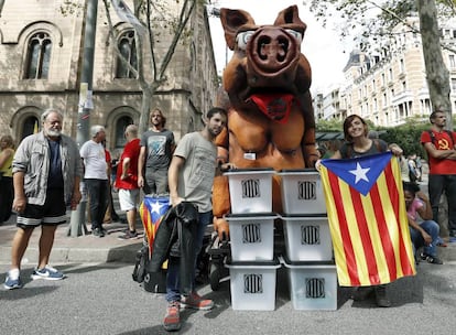 Manifestantes con urnas del referéndum en la jornada de paro del 3 de octubre.