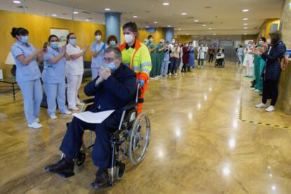 Cardenio (i), de 70 años,que agradece el trabajo del equipo médico mientras es dado de alta en el hospital, el pasado abril.