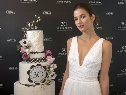 Sandra Gago, de 22 años, la actual novia del tenista Feliciano Lopez, se subió por primera vez a pasarela con la firma Jesús Peiro. La joven manifestó estar muy feliz con la relación con el tenista y que ella solo se basa en el momento presente y en lo que ella está viviendo con su novio. Aunque sí afirmó llevar fatal el interés mediático que ha despertado su relación. Una situación que espera que se calme pronto para poder vivir una relación normal como cualquier pareja.