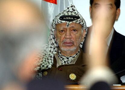 Arafat, durante la presentaión de su nuevo Gabinete.