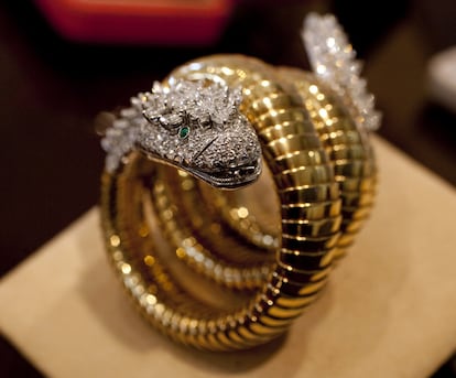 Reloj con brazalete en forma de serpiente, de diamante, esmeralda y oro, de Bvlgari, adquirido en 1961. Su valor está estimado entre los 8.500 y los 11.000 euros.