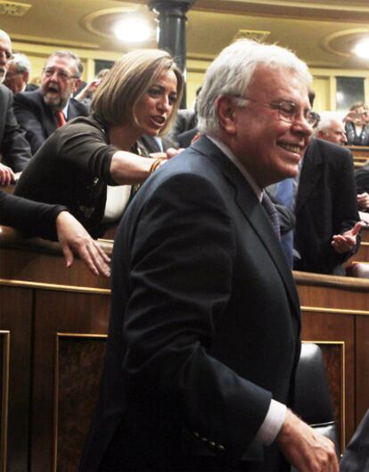 Felipe González y Carme Chacón (detrás), en los actos del Congreso.