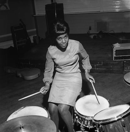 Constance Mulondo, chica de portada de ‘Drum’,  toca la batería con el grupo The Millionaires, en la Universidad de Londres, 1967.