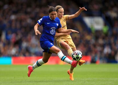 Sam Kerr disputa el balón con Irene Paredes.