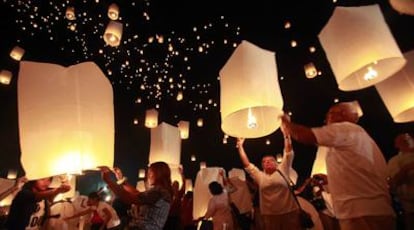 Lanzamiento de linternas de papel en honor de los muertos en el <i>tsunami</i> de 2004, en un acto celebrado ayer en la isla de Phuket (Tailandia).