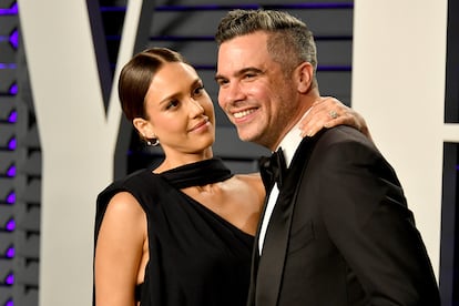 Alba sigue siendo una habitual de las alfombras rojas. En la imagen, junto a su marido, Cash Warren.