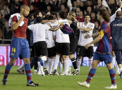 Los jugadores del Valencia celebran el pase a la final ante la decepción de Puyol y Henry.