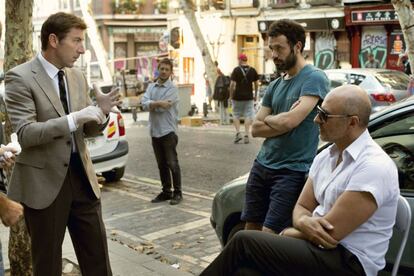 Los actores Antonio de la Torre (i) y Roberto Álamo (d) durante un descanso de la película 'ue dios nos perdone' del director Rodrígo Sorogoyen (c).