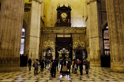 Varios visitantes en la Catedral de Sevilla.