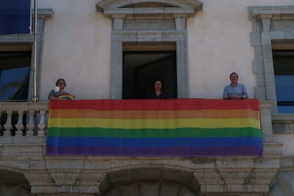 Lona con los colores de la bandera de LGTBI, en la fachada del edificio de Presidencia del Gobierno balear, en conmemoración del Día del Orgullo.