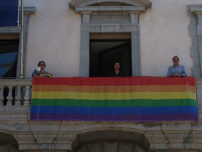 Lona con los colores de la bandera de LGTBI, en la fachada del edificio de Presidencia del Gobierno balear, en conmemoración del Día del Orgullo.