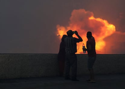 Pessoas observando o incêndio em Funchal, ilha da Madeira.