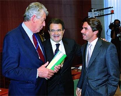 José María Aznar conversa con Romano Prodi y con el primer ministro holandés, Wim Kok, en un momento de la cumbre europea.