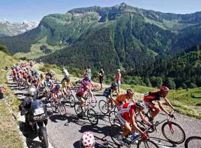 El pelotón, a su paso por los Alpes en la séptima etapa del Tour.