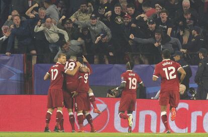 Los jugadores del Liverpool celebran su primer gol.  