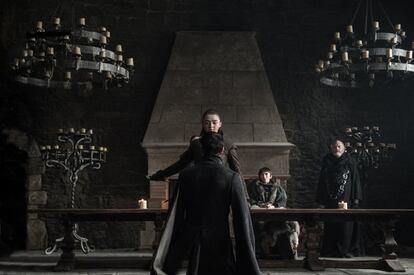 A lo largo de toda la temporada Meñique ha estado intentando engañar a Sansa y Arya Stark para que estas se enfrentaran. Pero al final, en uno de los momentos más satisfactorios de la temporada, los hermanos Stark (Bran incluido) han desenmascarado al gran conspirador de Juego de tronos, Meñique. Desde el primer capítulo de la primera temporada ha estado ahí malmetiendo por todas partes. Era el gran culpable de que comenzara la guerra entre los Stark y los Lannister/Baratheon. Arya no duda ni un segundo en ejecutar la orden de su hermana y le rebana la garganta con una daga que estaba dando muchas vueltras a lo largo de la temporada.