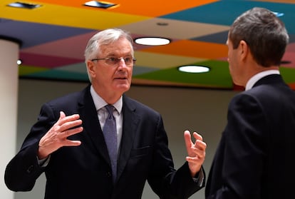 Michel Barnier (izquierda) habla con el representante permanente de Alemania ante la UE, Michael Clauss, este martes en Bruselas.