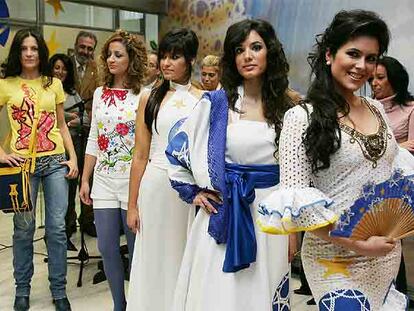 Modelos posan con trajes de diseñadoras cordobesas