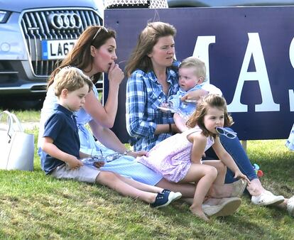 Kate Middelton sus hijos y una amiga contempla el partido de polo.