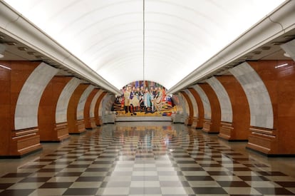 Interior de la estacin Park Pobedy. Cuando se inaugur el metro de Mosc en 1935, tena slo 11 estaciones y atrajo a 285.000 curiosos el primer da.