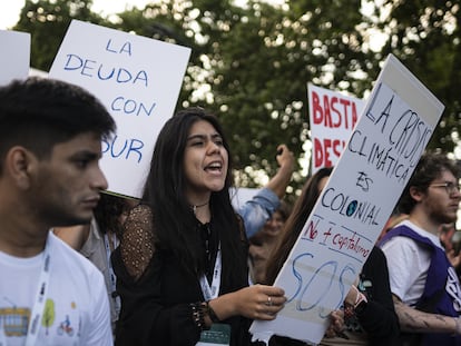 Ambientalistas protestan frente a la Cumbre Mundial de Alcaldes C40 en Buenos Aires, Argentina, en 2022.