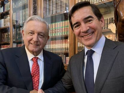 El presidente del BBVA, Carlos Torres Vila (a la derecha), junto al presidente de México, Andrés Manuel López Obrador.