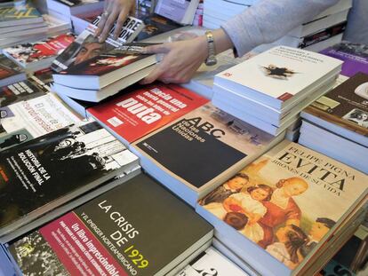 Mesa de novedades de una librería en Buenos Aires.