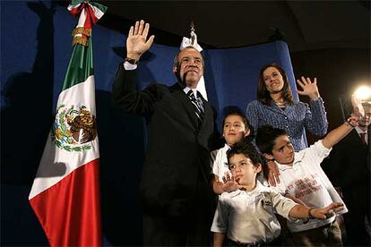 Felipe Calderón saluda junto a su mujer y sus hijos tras pronunciar un discurso en julio pasado en la capital mexicana.