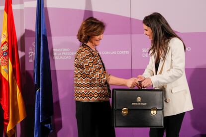 Carmen Calvo entrega la cartera de Igualdad a Irene Montero, el pasado 13 de enero.