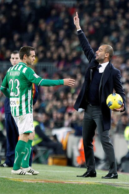 Guardiola da instrucciones en presencia de Nacho.