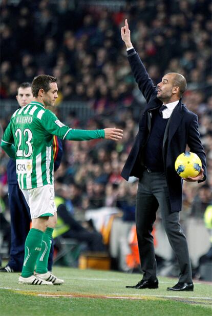 Guardiola da instrucciones en presencia de Nacho.