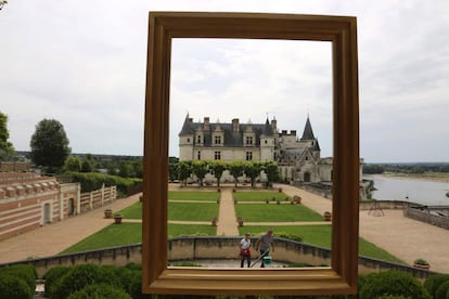 Turistas visitan los jardines del Castillo de Ambroise, en Francia.