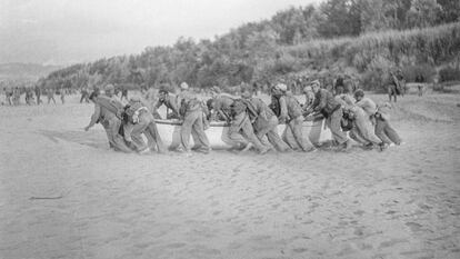 Brigadistas internacionales preparándose para cruzar el Ebro en julio de 1938, en una imagen cedida por el archivo ALBA.