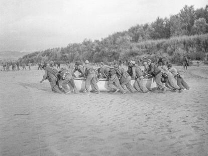 Brigadistas internacionales preparándose para cruzar el Ebro en julio de 1938, en una imagen cedida por el archivo ALBA.