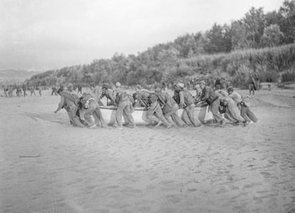 Brigadistas internacionales preparándose para cruzar el Ebro en julio de 1938, en una imagen cedida por el archivo ALBA.