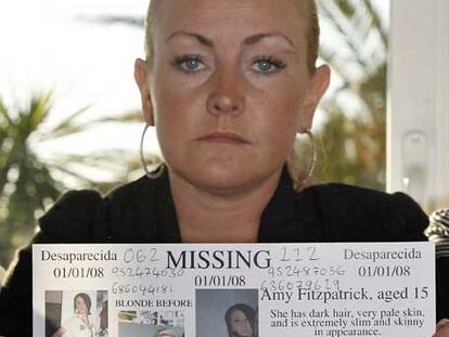 Audrey Fitz Patrick muestra las fotos de su hija Amy, desaparecida en la localidad malagueña de Mijas desde Año Nuevo