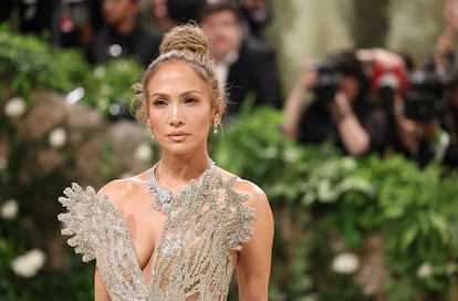 Jennifer Lopez posa en solitario en la gala del Museo Metropolitano de Nueva York, celebrada el 6 de mayo de 2024, donde fue coanfitriona junto a Zendaya, Bad Bunny y Chris Hemsworth.