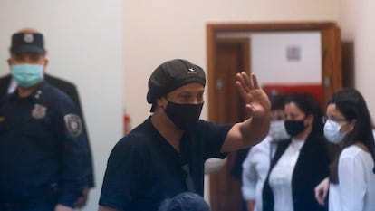 El exfutbolista brasileño Ronaldinho, este lunes en el Palacio de Justicia de Asunción, Paraguay.