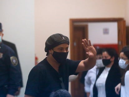 El exfutbolista brasileño Ronaldinho, este lunes en el Palacio de Justicia de Asunción, Paraguay.