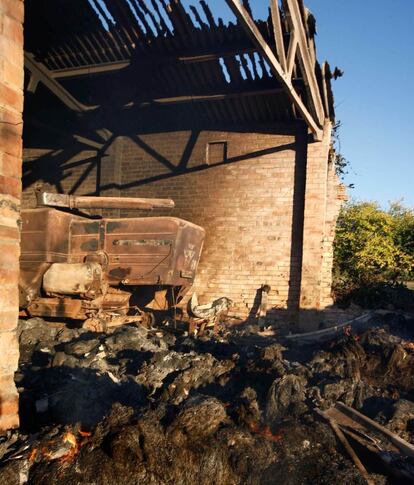 Un centenar de personas han sido evacuadas de sus casas: 50 trasladadas han pasado la noche en pabellones de Sant Jordi Desvalls y otras 50 que han decidido irse de casa. Los habitantes de las poblaciones de Vilopriu, Jafre, Foixà y Colomers continúan aisladas.