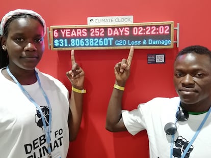 La joven ugandesa Aidah Nakku, activista del 'Rise Up Movement y Debt for Climate', junto al Climate Clock (reloj del clima) en el pabellón que la juventud en la COP27.