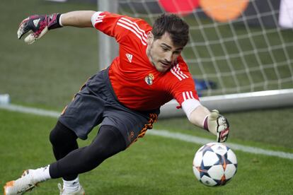 El capitán Iker Casillas durante el entrenamiento. 