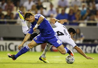 Fernando Torres choca con Adil Rami, del Valencia, en un partido de la fase de grupos que acabaría en empate a uno.