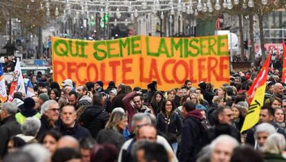 'Quien siembra la miseria, cosecha la ira', reza esta pancarta durante una marcha contra la reforma de las pensiones del Gobierno francés.