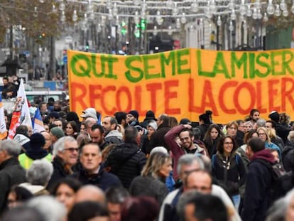 'Quien siembra la miseria, cosecha la ira', reza esta pancarta durante una marcha contra la reforma de las pensiones del Gobierno francés.