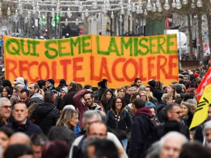 'Quien siembra la miseria, cosecha la ira', reza esta pancarta durante una marcha contra la reforma de las pensiones del Gobierno francés.