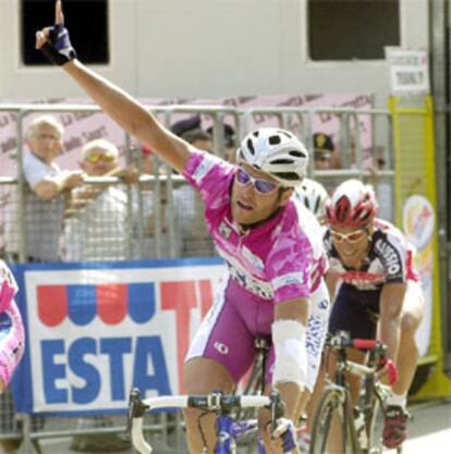 Petacchi levanta el brazo en señal de victoria al cruzar la meta de Asti.