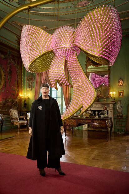 La artista portuguesa Joana Vasconcelos, frente a una de sus obras expuestas en el Palacio de Liria, en Madrid.